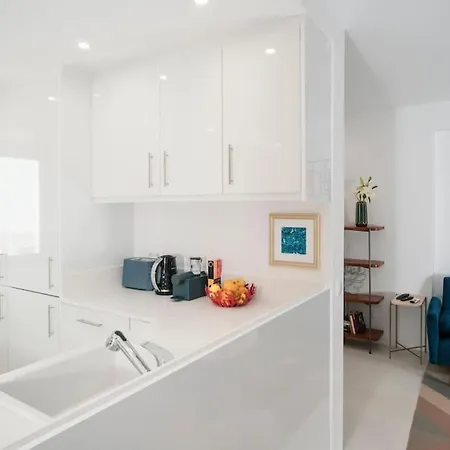 Contemporary Oceanside Rooftop Apartamento